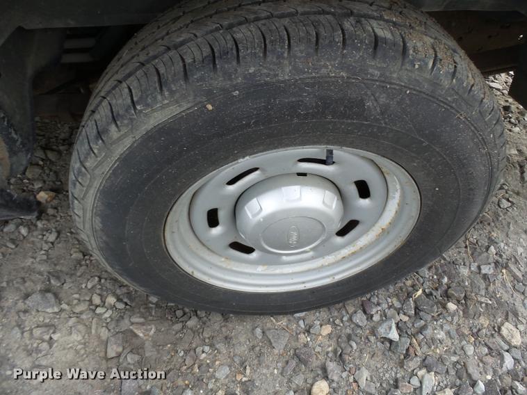 image for item DA2349 2004 Ford E150 van