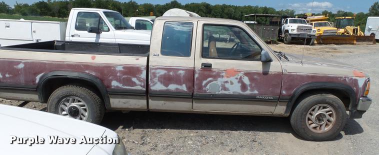 image for item DA2351 1992 Dodge Dakota Club Cab pickup truck