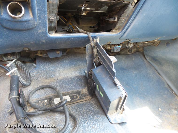 image for item DA2352 1995 Ford F250 utility bed pickup truck