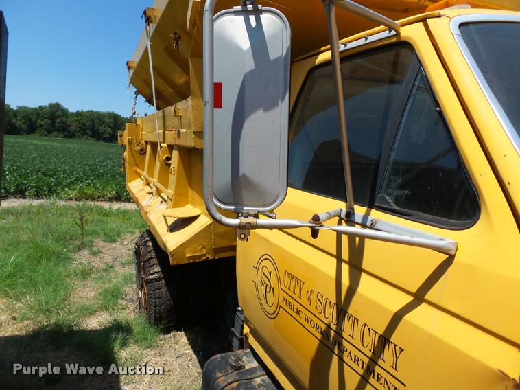 image for item DA2356 1989 Ford F800 dump truck