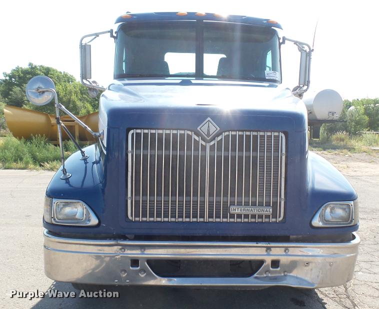 image for item DB3358 2001 International 9400i semi truck