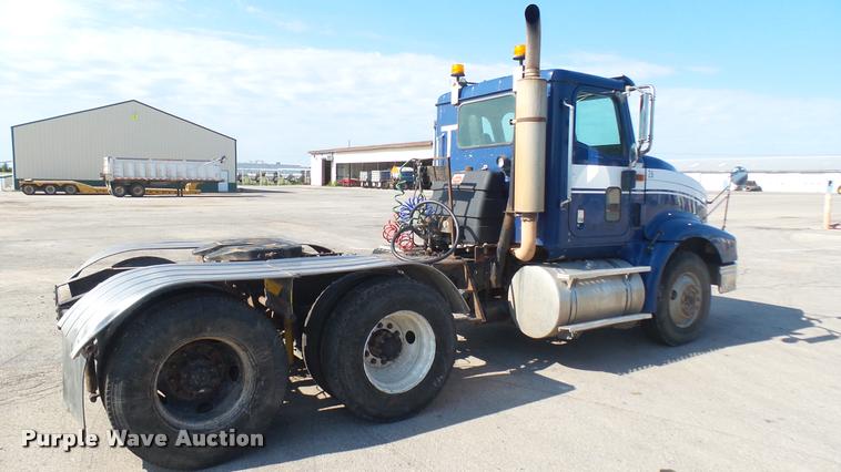 image for item DB3358 2001 International 9400i semi truck