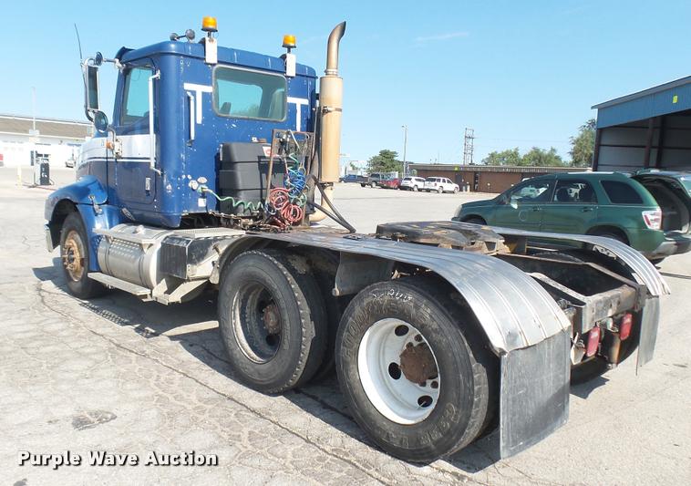 image for item DB3358 2001 International 9400i semi truck