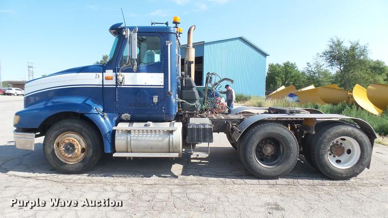 image for item DB3358 2001 International 9400i semi truck