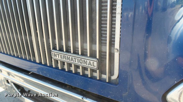 image for item DB3358 2001 International 9400i semi truck