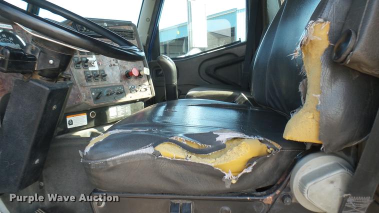 image for item DB3358 2001 International 9400i semi truck