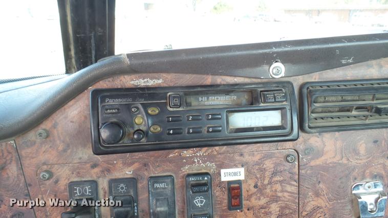 image for item DB3358 2001 International 9400i semi truck