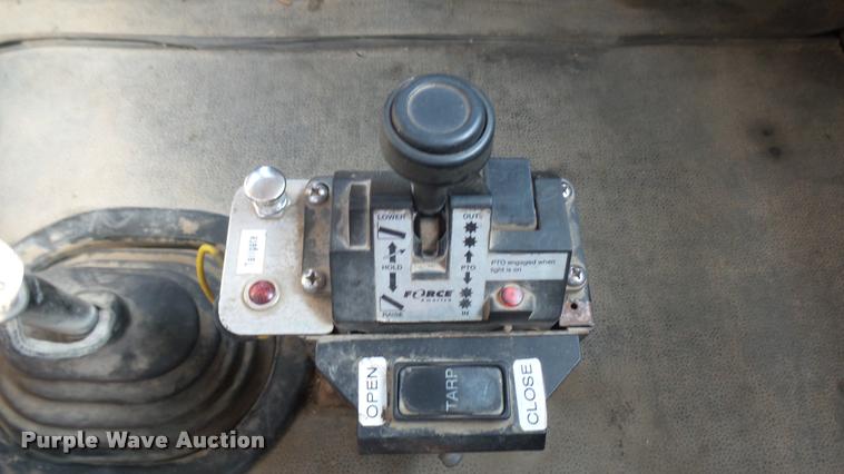 image for item DB3358 2001 International 9400i semi truck