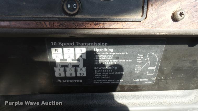 image for item DB3358 2001 International 9400i semi truck