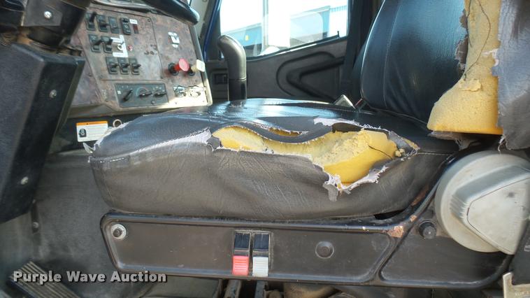 image for item DB3358 2001 International 9400i semi truck