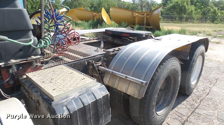 image for item DB3358 2001 International 9400i semi truck