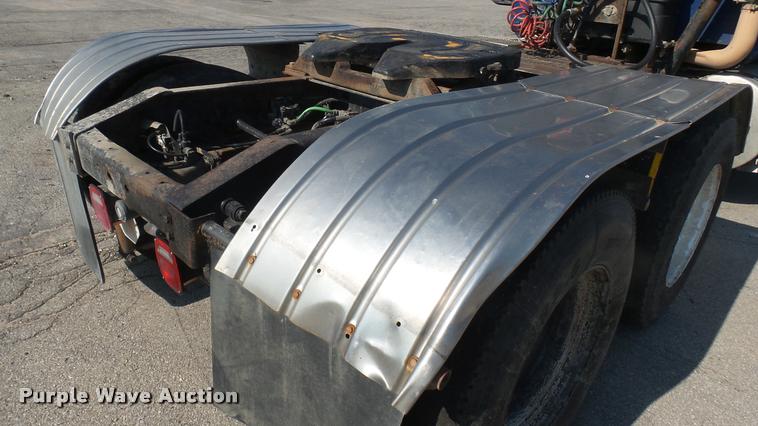 image for item DB3358 2001 International 9400i semi truck