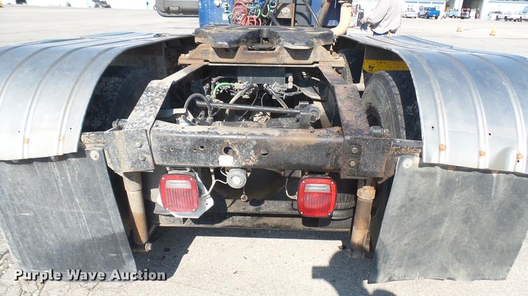 image for item DB3358 2001 International 9400i semi truck