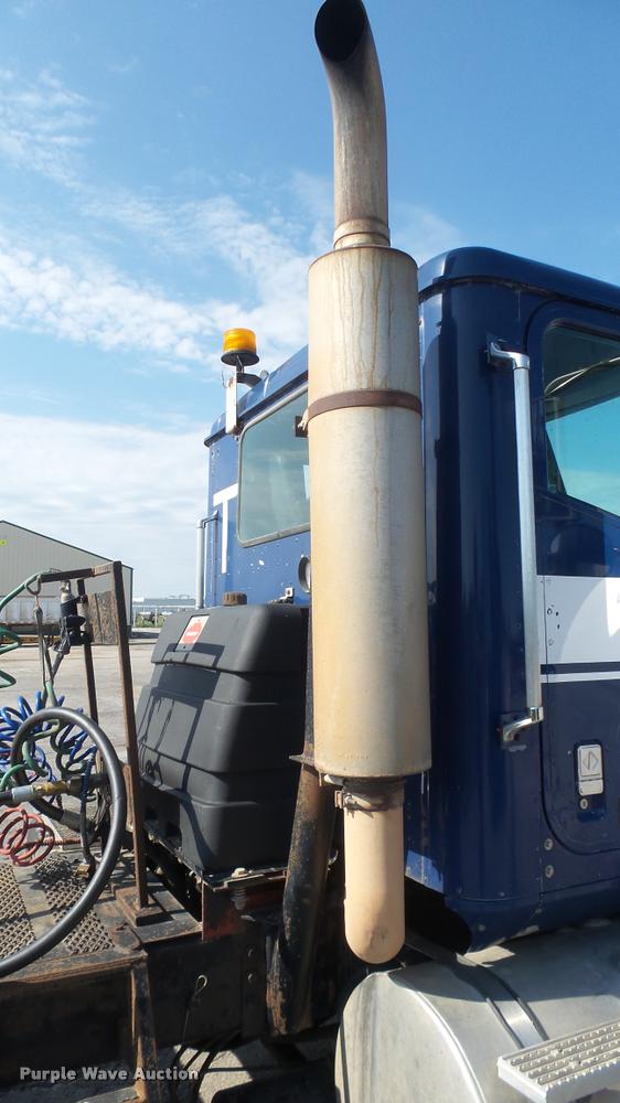 image for item DB3358 2001 International 9400i semi truck