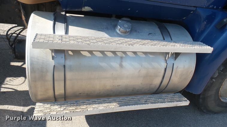 image for item DB3358 2001 International 9400i semi truck