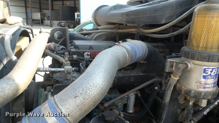 image for item DB3358 2001 International 9400i semi truck