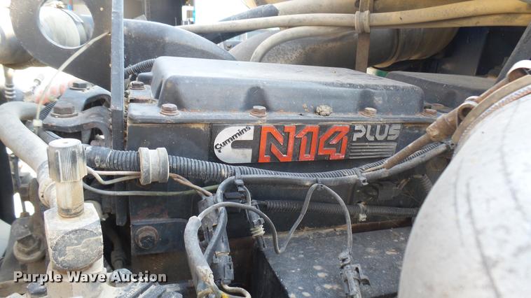 image for item DB3358 2001 International 9400i semi truck