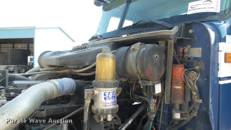 image for item DB3358 2001 International 9400i semi truck