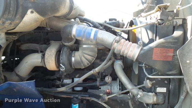 image for item DB3358 2001 International 9400i semi truck