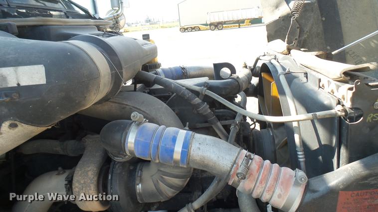 image for item DB3358 2001 International 9400i semi truck