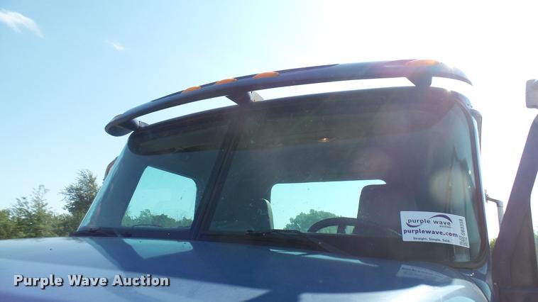 image for item DB3358 2001 International 9400i semi truck