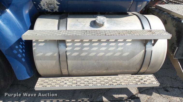 image for item DB3358 2001 International 9400i semi truck