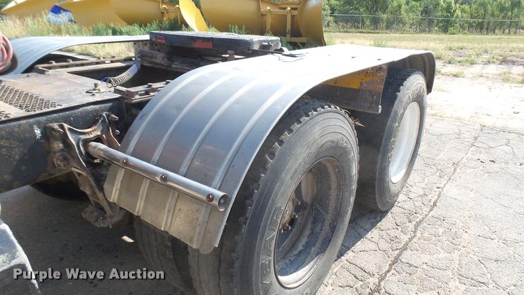 image for item DB3358 2001 International 9400i semi truck