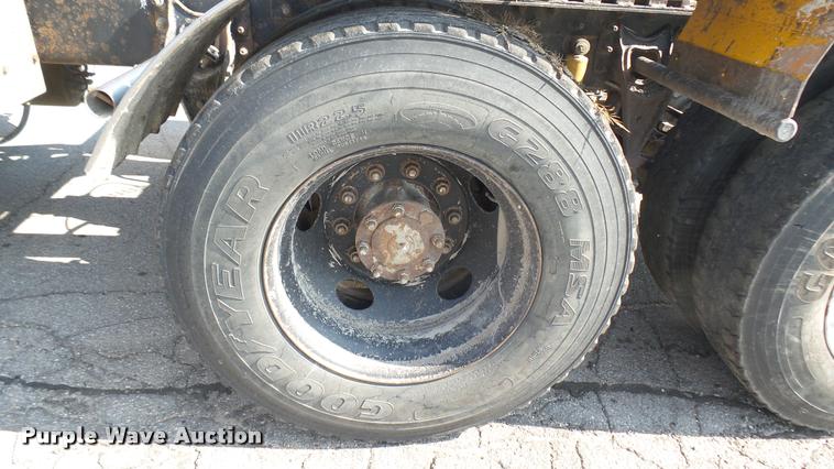 image for item DB3358 2001 International 9400i semi truck