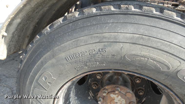 image for item DB3358 2001 International 9400i semi truck