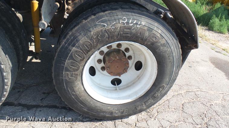 image for item DB3358 2001 International 9400i semi truck