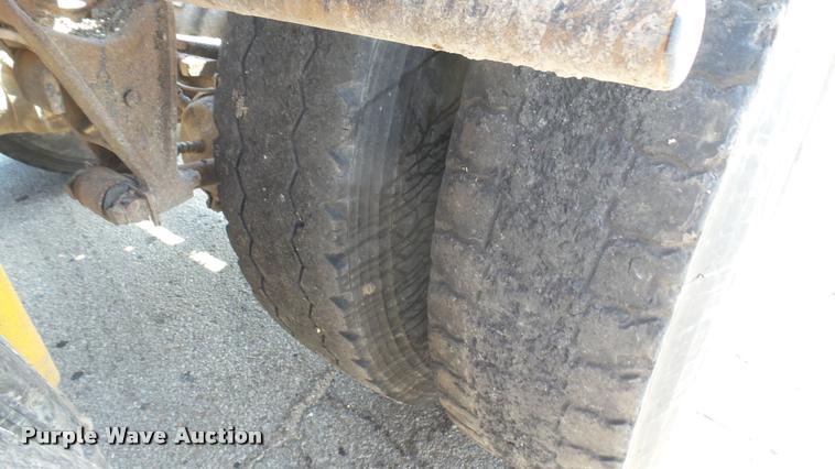 image for item DB3358 2001 International 9400i semi truck