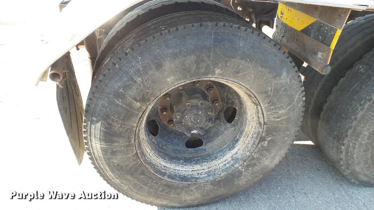 image for item DB3358 2001 International 9400i semi truck