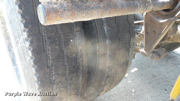 image for item DB3358 2001 International 9400i semi truck