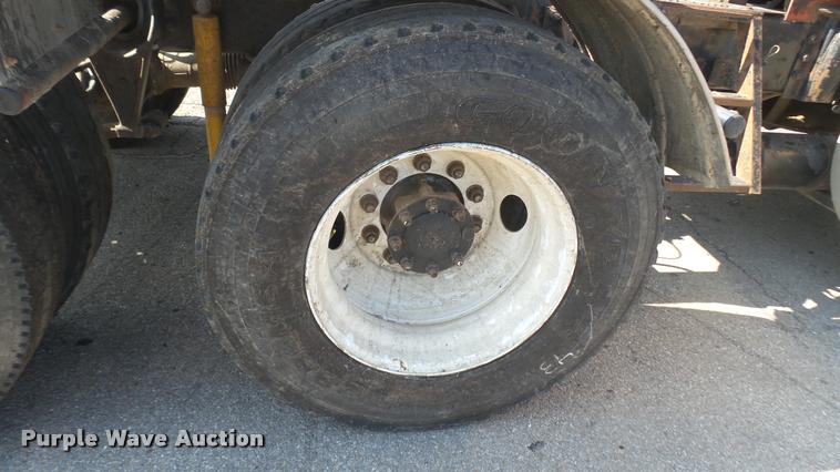 image for item DB3358 2001 International 9400i semi truck