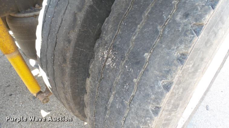 image for item DB3358 2001 International 9400i semi truck