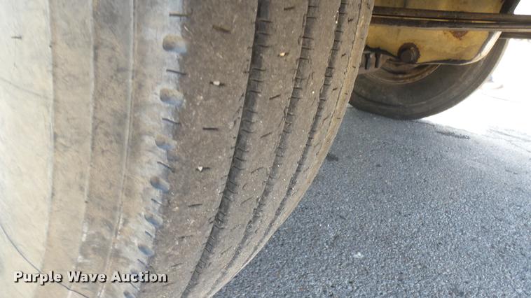 image for item DB3358 2001 International 9400i semi truck