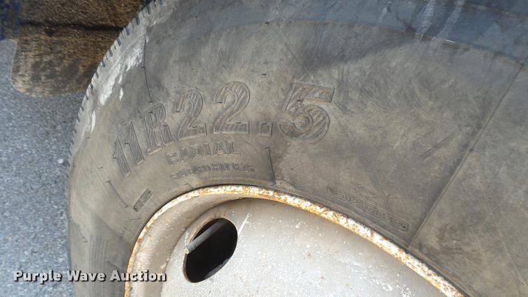 image for item DB3358 2001 International 9400i semi truck