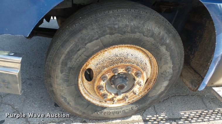 image for item DB3358 2001 International 9400i semi truck