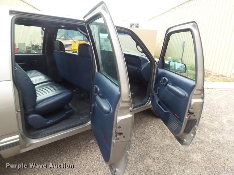 image for item DB6243 1999 Chevrolet Suburban C1500 SUV