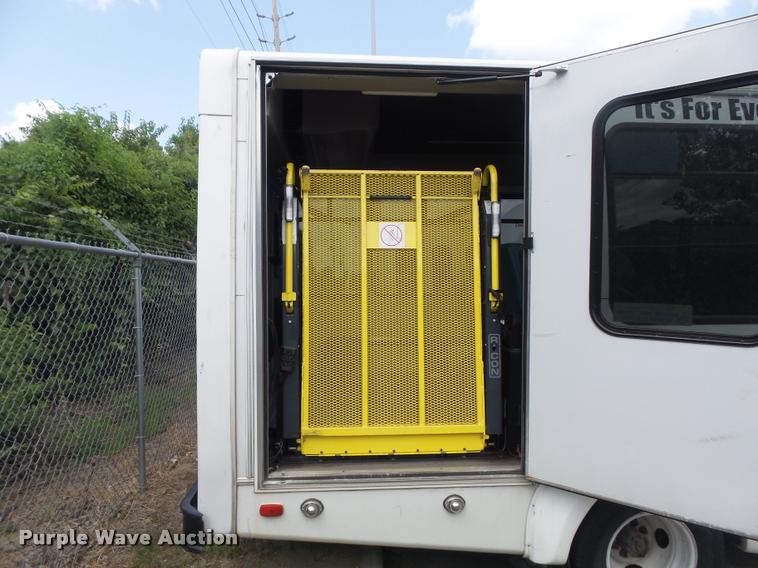 image for item DB6495 2010 Ford Econoline E450 Super Duty shuttle bus