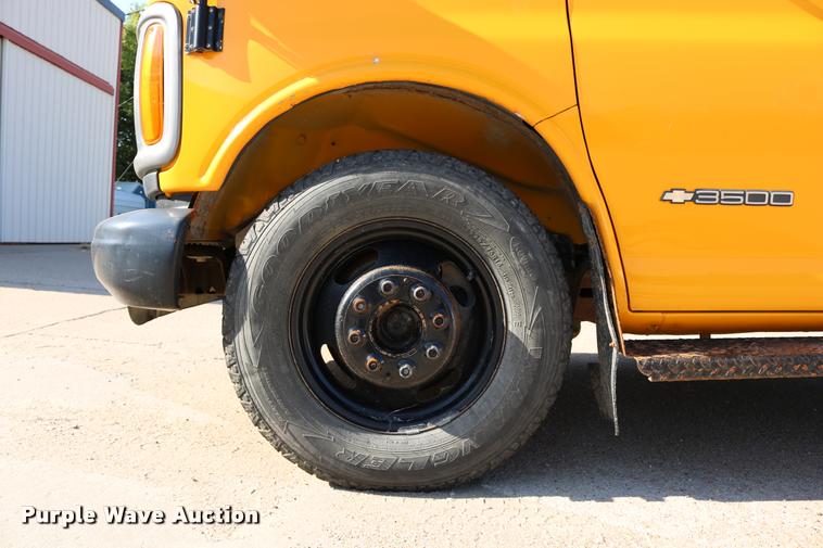 image for item DB9319 2002 Chevrolet Express G3500 school bus