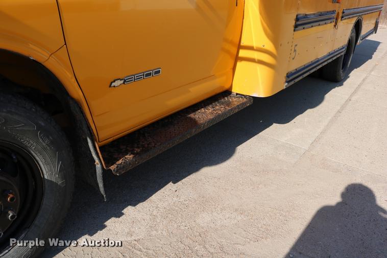 image for item DB9319 2002 Chevrolet Express G3500 school bus
