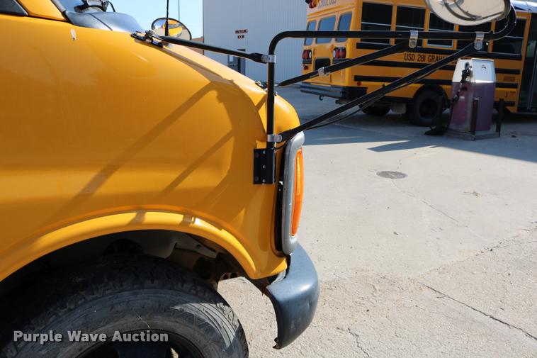 image for item DB9319 2002 Chevrolet Express G3500 school bus