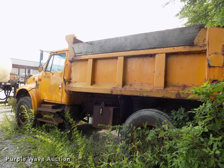 image for item DC4954 1999 International 4700 dump truck