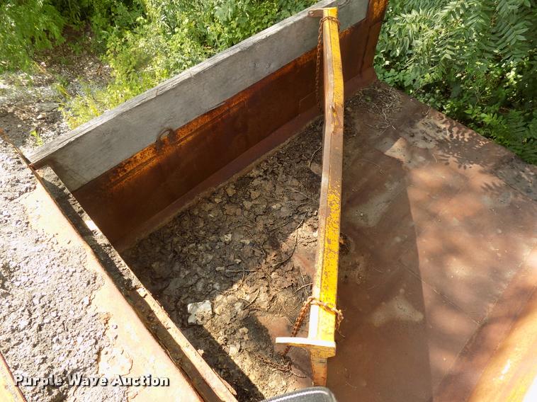 image for item DC4954 1999 International 4700 dump truck