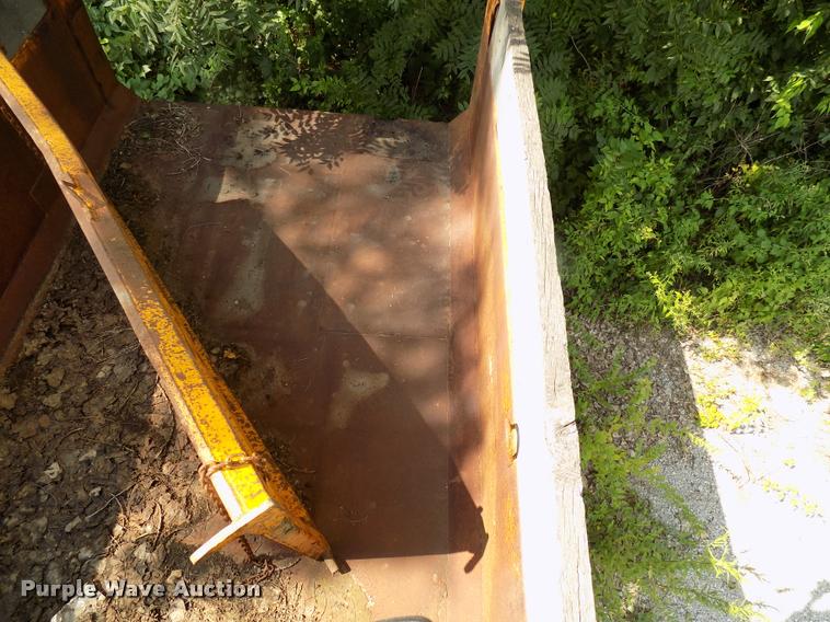 image for item DC4954 1999 International 4700 dump truck