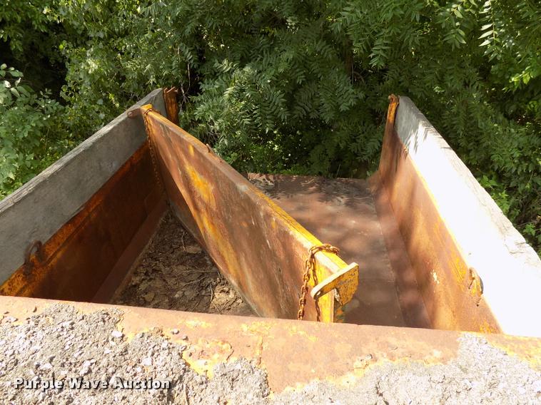 image for item DC4954 1999 International 4700 dump truck