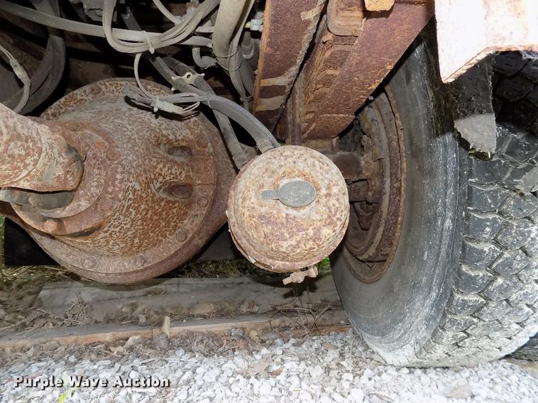 image for item DC4954 1999 International 4700 dump truck