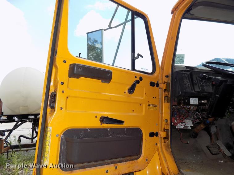 image for item DC4954 1999 International 4700 dump truck