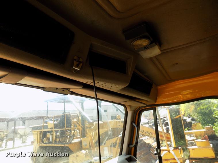 image for item DC4954 1999 International 4700 dump truck